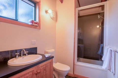 Freycinet Timber Cottage 1 - E Caravan Parks 2