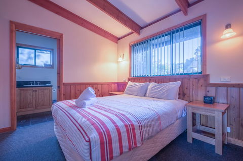 Freycinet Timber Cottage 1 - E Caravan Parks 4