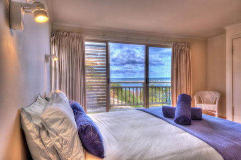 The Strand ~ On The Edge Of The Beach - E Caravan Parks 2