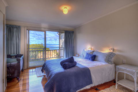 The Strand ~ On The Edge Of The Beach - E Caravan Parks 4