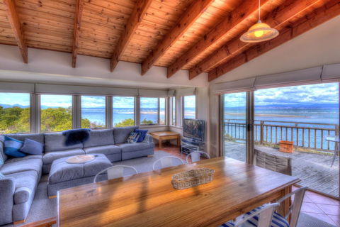 The Strand ~ On The Edge Of The Beach - E Caravan Parks 0