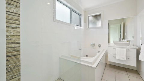 Seas The Day - Seaside Getaway - E Caravan Parks 3