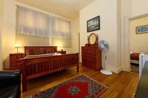 Edinburgh Gallery Bed & Breakfast - E Caravan Parks 14