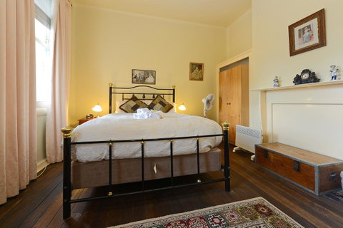 Edinburgh Gallery Bed & Breakfast - E Caravan Parks 24