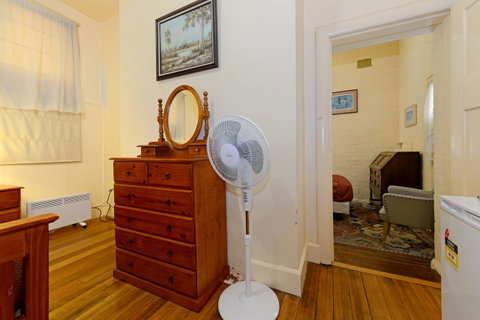 Edinburgh Gallery Bed & Breakfast - E Caravan Parks 16