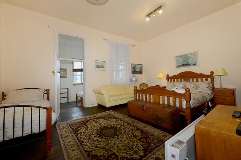 Edinburgh Gallery Bed & Breakfast - E Caravan Parks 32