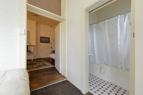 Edinburgh Gallery Bed & Breakfast - E Caravan Parks 33