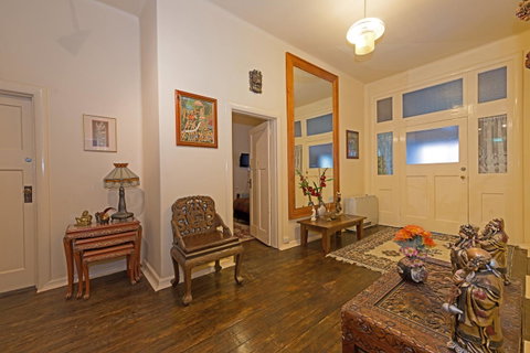 Edinburgh Gallery Bed & Breakfast - E Caravan Parks 2
