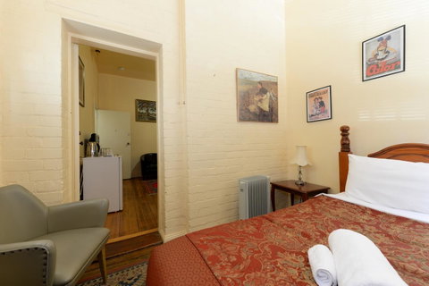 Edinburgh Gallery Bed & Breakfast - E Caravan Parks 13