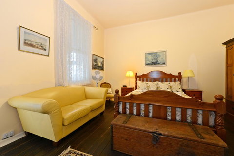 Edinburgh Gallery Bed & Breakfast - E Caravan Parks 31