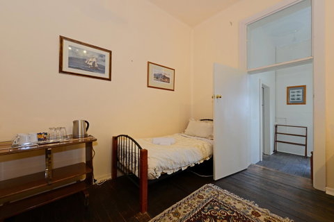 Edinburgh Gallery Bed & Breakfast - E Caravan Parks 40