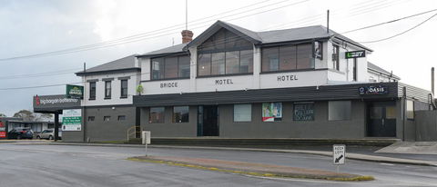 Bridge Hotel - E Caravan Parks 0
