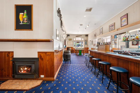 Empire Hotel Queenstown - E Caravan Parks 18