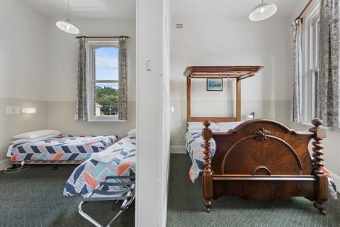 Empire Hotel Queenstown - E Caravan Parks 11