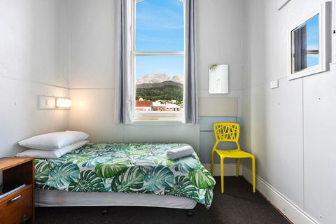 Empire Hotel Queenstown - E Caravan Parks 8