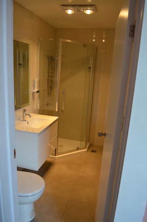 Empire Hotel Queenstown - E Caravan Parks 5