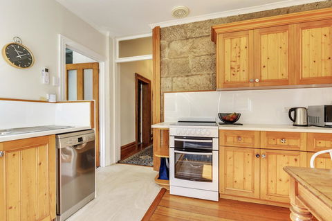 WEST NEST | Classic 3BR Hobart Terrace BEST Location, View, Close To City - E Caravan Parks 5