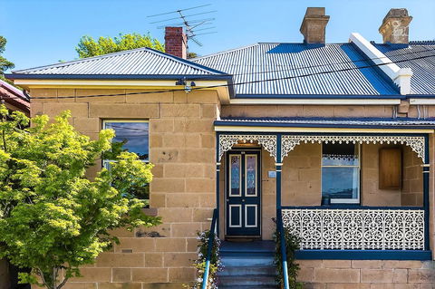 WEST NEST | Classic 3BR Hobart Terrace BEST Location, View, Close To City - E Caravan Parks 0