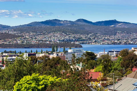WEST NEST | Classic 3BR Hobart Terrace BEST Location, View, Close To City - E Caravan Parks 1