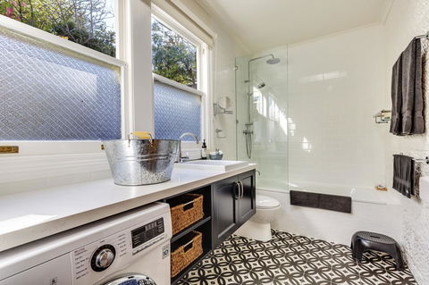 WEST NEST | Classic 3BR Hobart Terrace BEST Location, View, Close To City - E Caravan Parks 2