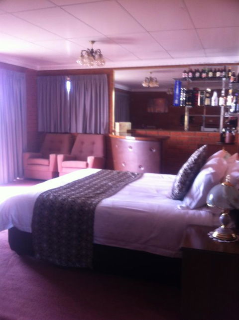 The Waterloo Hotel - E Caravan Parks 9