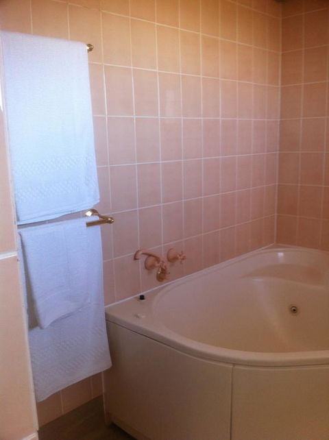 The Waterloo Hotel - E Caravan Parks 41