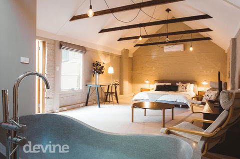 Devine Stays - Hayloft On ELizabeth - E Caravan Parks 13
