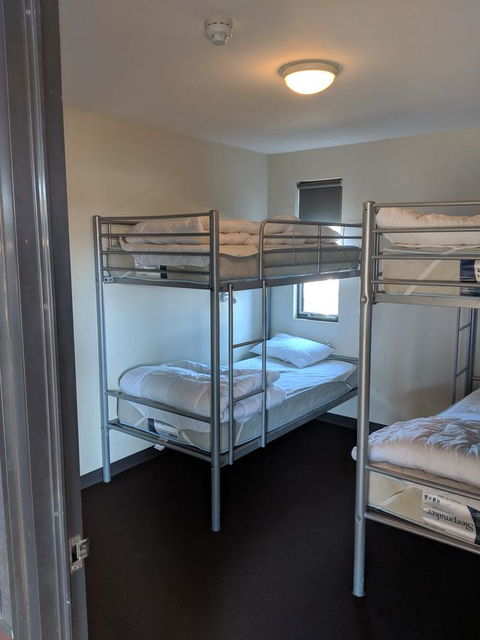 Swansea Backpacker Lodge - E Caravan Parks 12