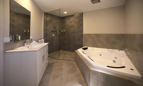 Boathouse Resort Studios And Suites - E Caravan Parks 17