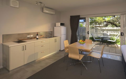 Boathouse Resort Studios And Suites - E Caravan Parks 21
