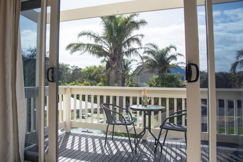 Boathouse Resort Studios And Suites - E Caravan Parks 9