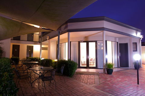 The Waverley International Hotel - E Caravan Parks 29