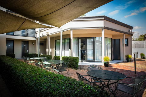 The Waverley International Hotel - E Caravan Parks 11