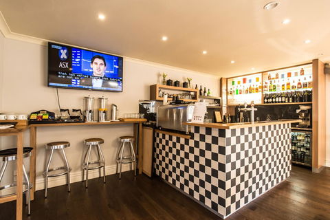 The Waverley International Hotel - E Caravan Parks 24