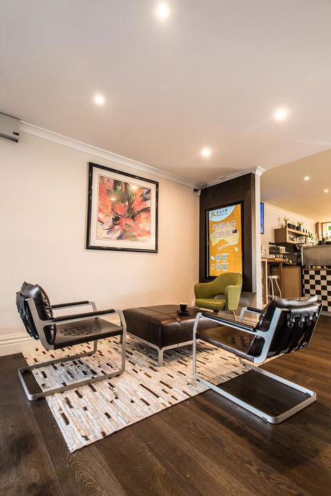 The Waverley International Hotel - E Caravan Parks 25