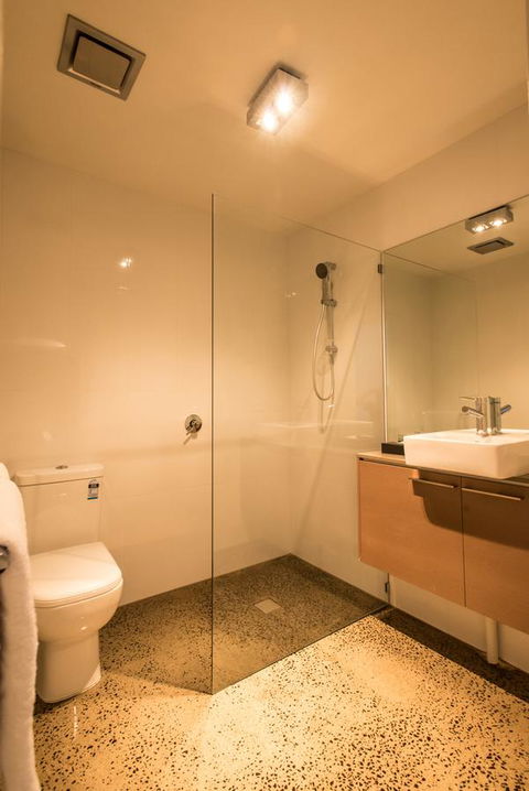 The Waverley International Hotel - E Caravan Parks 38