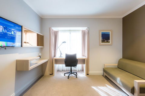 The Waverley International Hotel - E Caravan Parks 17