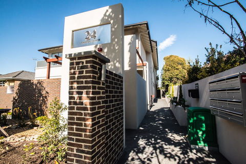 The Waverley International Hotel - E Caravan Parks 43