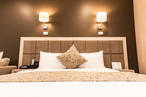 The Waverley International Hotel - E Caravan Parks 19