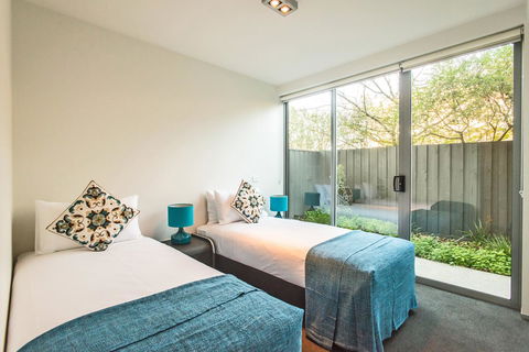 The Waverley International Hotel - E Caravan Parks 40