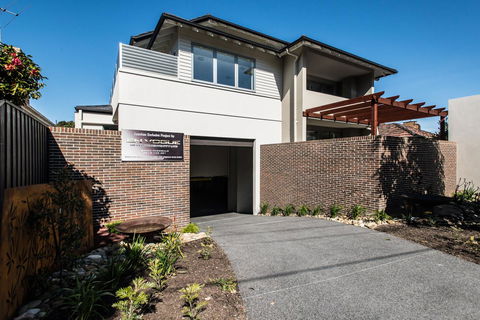 The Waverley International Hotel - E Caravan Parks 42