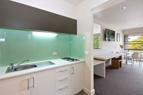 Lorne Bay View Motel - E Caravan Parks 27