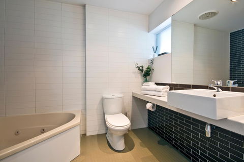 Lorne Bay View Motel - E Caravan Parks 6