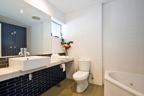 Lorne Bay View Motel - E Caravan Parks 5