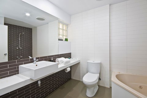 Lorne Bay View Motel - E Caravan Parks 30