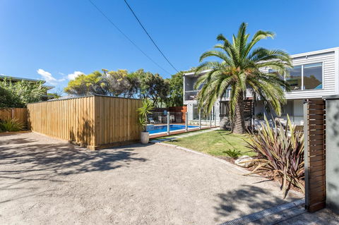 Front Beach House - E Caravan Parks 5