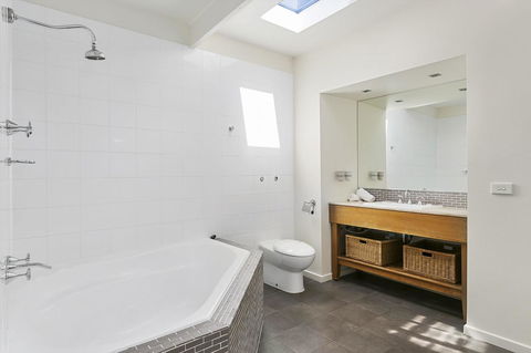 Front Beach House - E Caravan Parks 22