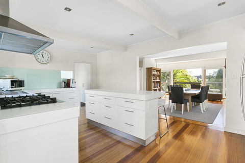 Front Beach House - E Caravan Parks 3