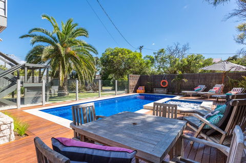Front Beach House - E Caravan Parks 9
