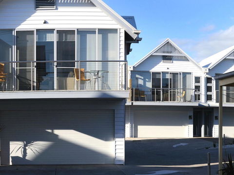 The Victoria Apartments - E Caravan Parks 2